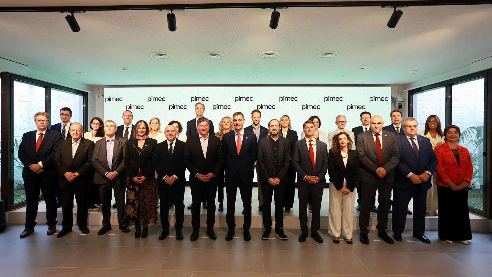 Pedro Sánchez en la seva visita a la seu de Pimec amb una representació del teixit empresarial català