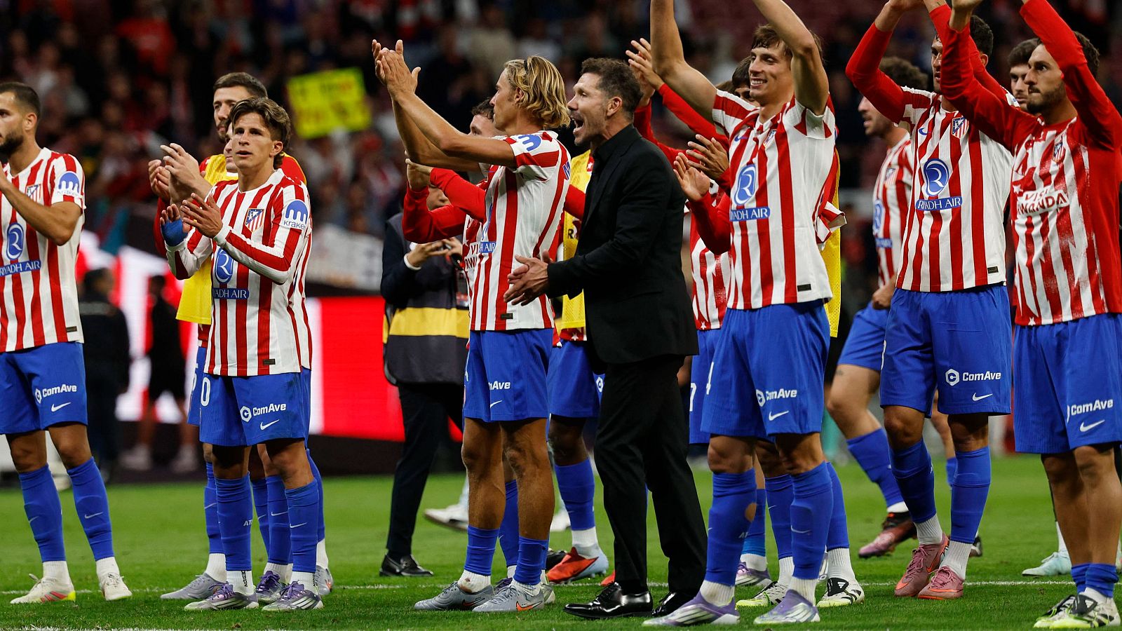 Simeone y los jugadores del Atlético de Madrid celebran la victoria de la semana pasada ante el Rayo