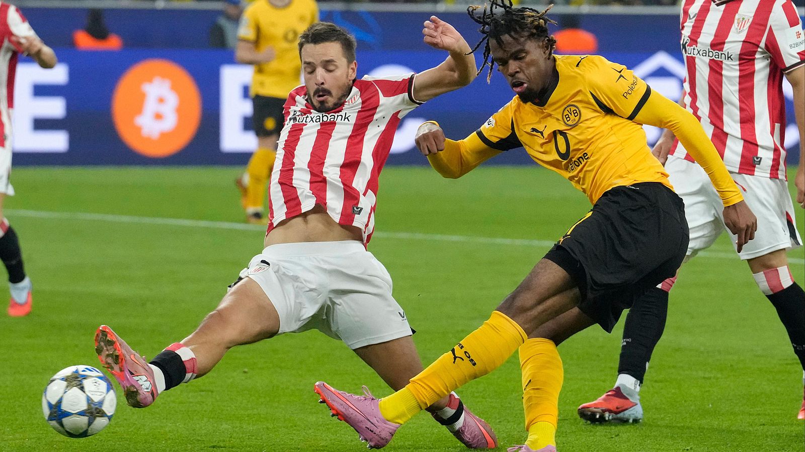 Chukwuemeka dispara ante Gorosabel para marcar el segundo gol del Dortmund al Athletic