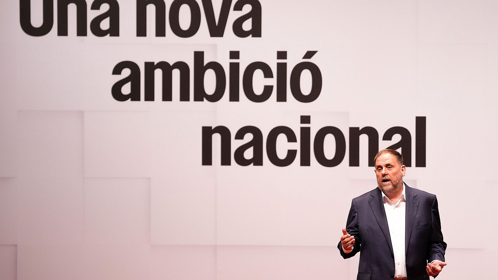 El presidente de ERC, Oriol Junqueras, pronuncia un discurso durante la conferencia política celebrada en el Auditori