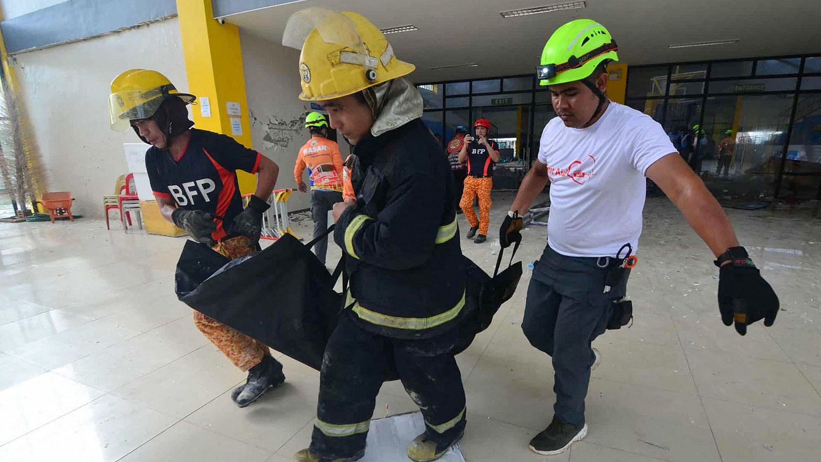 Al menos 32 muertos en el centro de Filipinas tras un terremoto de magnitud 6,9