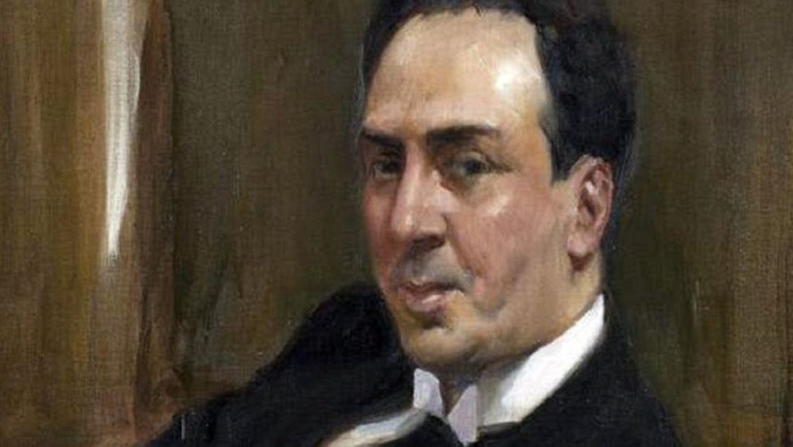 Un retrato al óleo de 1918 presenta a un hombre con traje oscuro y camisa blanca, con el rostro iluminado y una expresión serena, sobre un fondo de tonos neutros, con pinceladas sueltas.