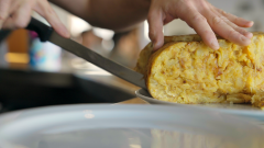 La truita de patates, una recepta amb gust de barri