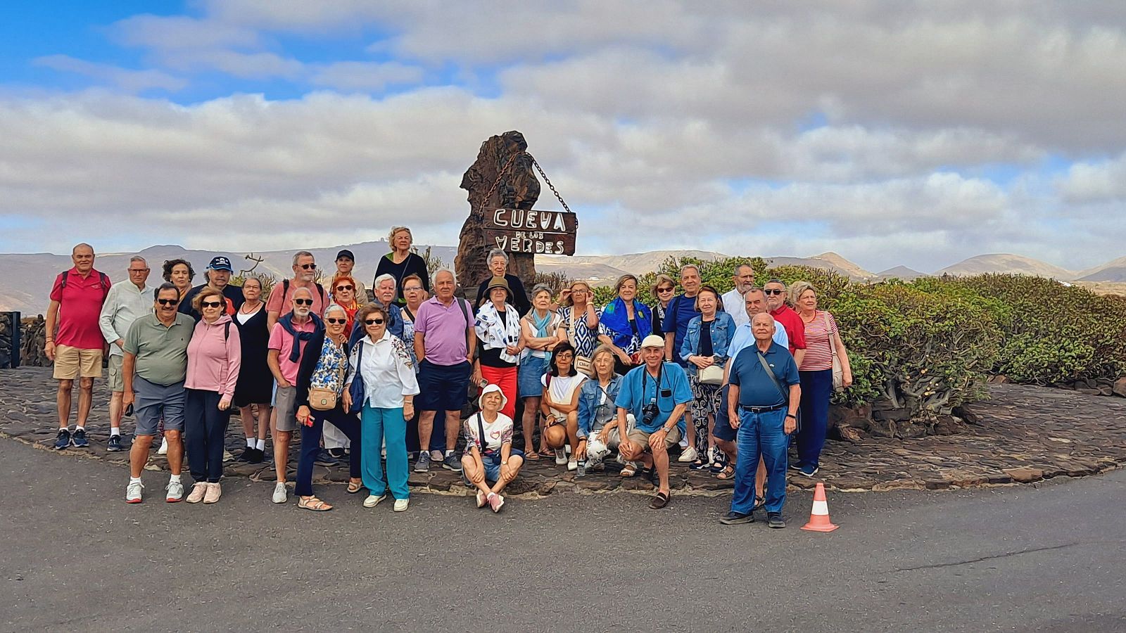 El grupo en la Cueva de los Verdes