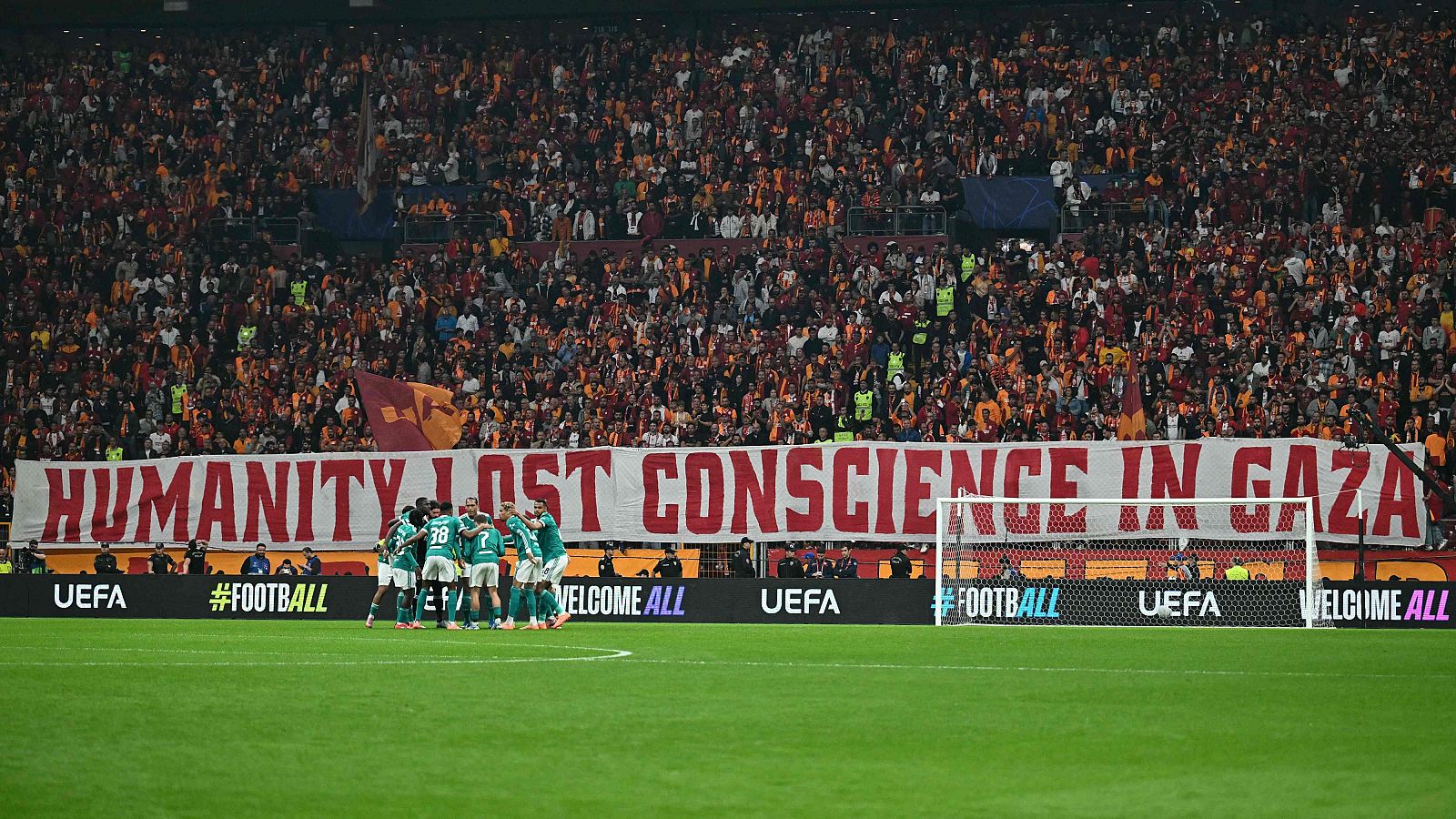 Los aficionados del Galatasaray desplegaron una pancarta en apoyo a Gaza en el partido de Champions ante el Liverpool.