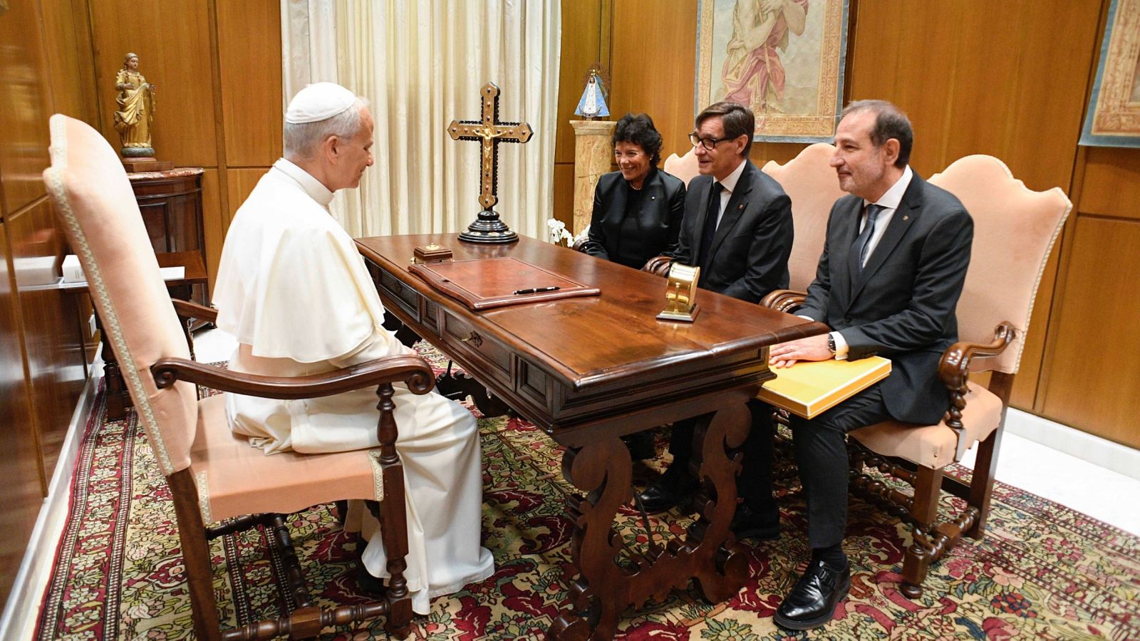 El papa Lleó XIV rep en audiència el president de la Generalitat, Salvador Illa, acompanyat de Ramon Espadaler i Isabel Celaá