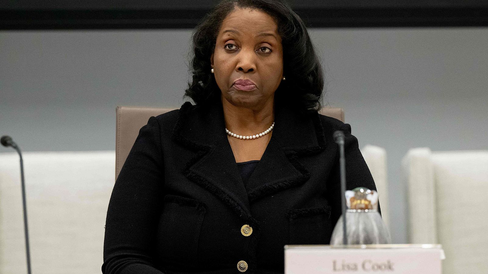 La Corte Suprema de EE.UU. mantiene a Lisa Cook en la Fed mientras analiza los argumentos de Trump para despedirla