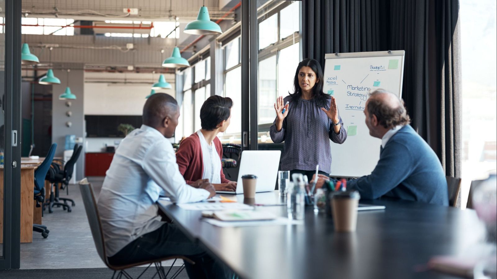 El 82% de mujeres ha tenido que renunciar a actividades personales o profesionales, según un estudio de Esade