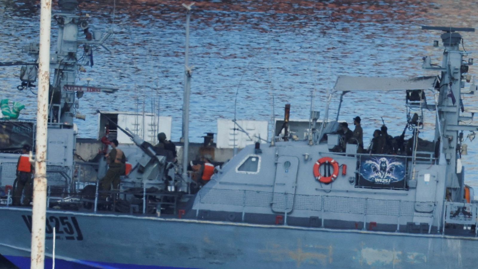 Un barco de la marina israelí llega al puerto de Asdod