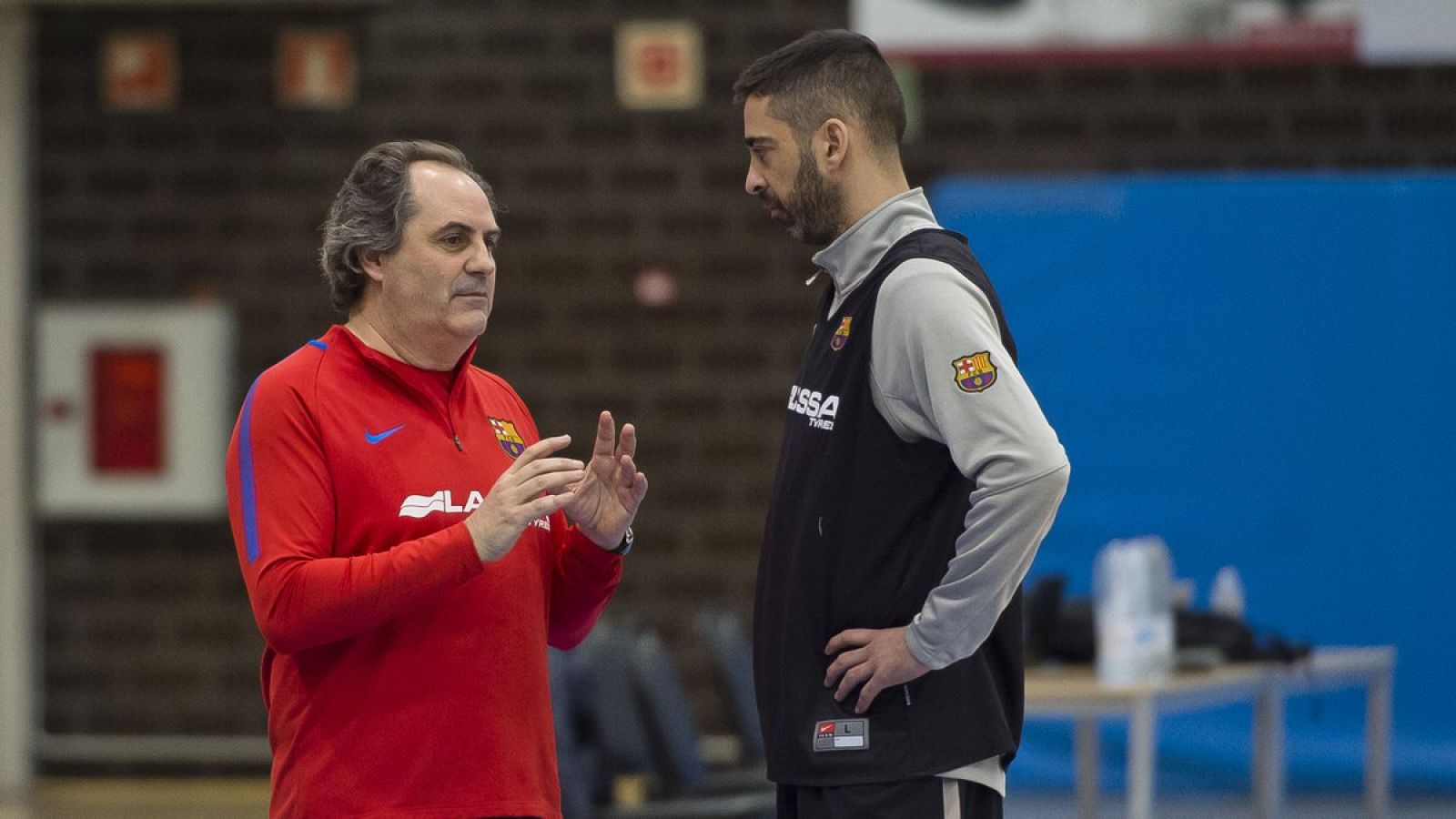 Alfred Julbe habla con Juan Carlos Navarro durante su primer entrenamiento.