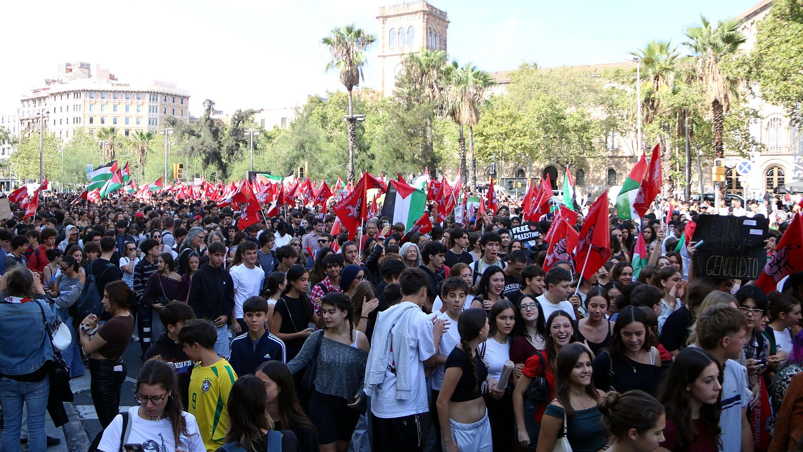 Milers d'estudiants a la plaça Universitat de Barcelona en la manifestació contra Israel. | ACN