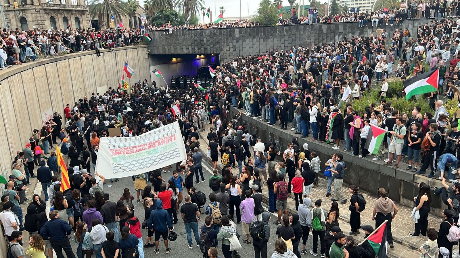 Centenars de manifestants pro Palestina intenten accedir a la ronda Litoral de Barcelona des de Drassanes