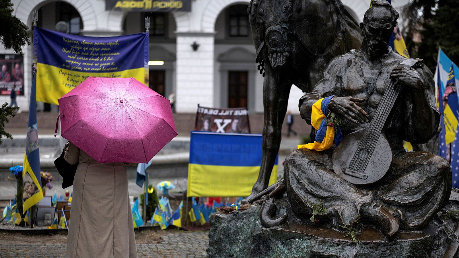 Una mujer en un lugar conmemorativo dedicado a los soldados ucranianos caídos en Kiev