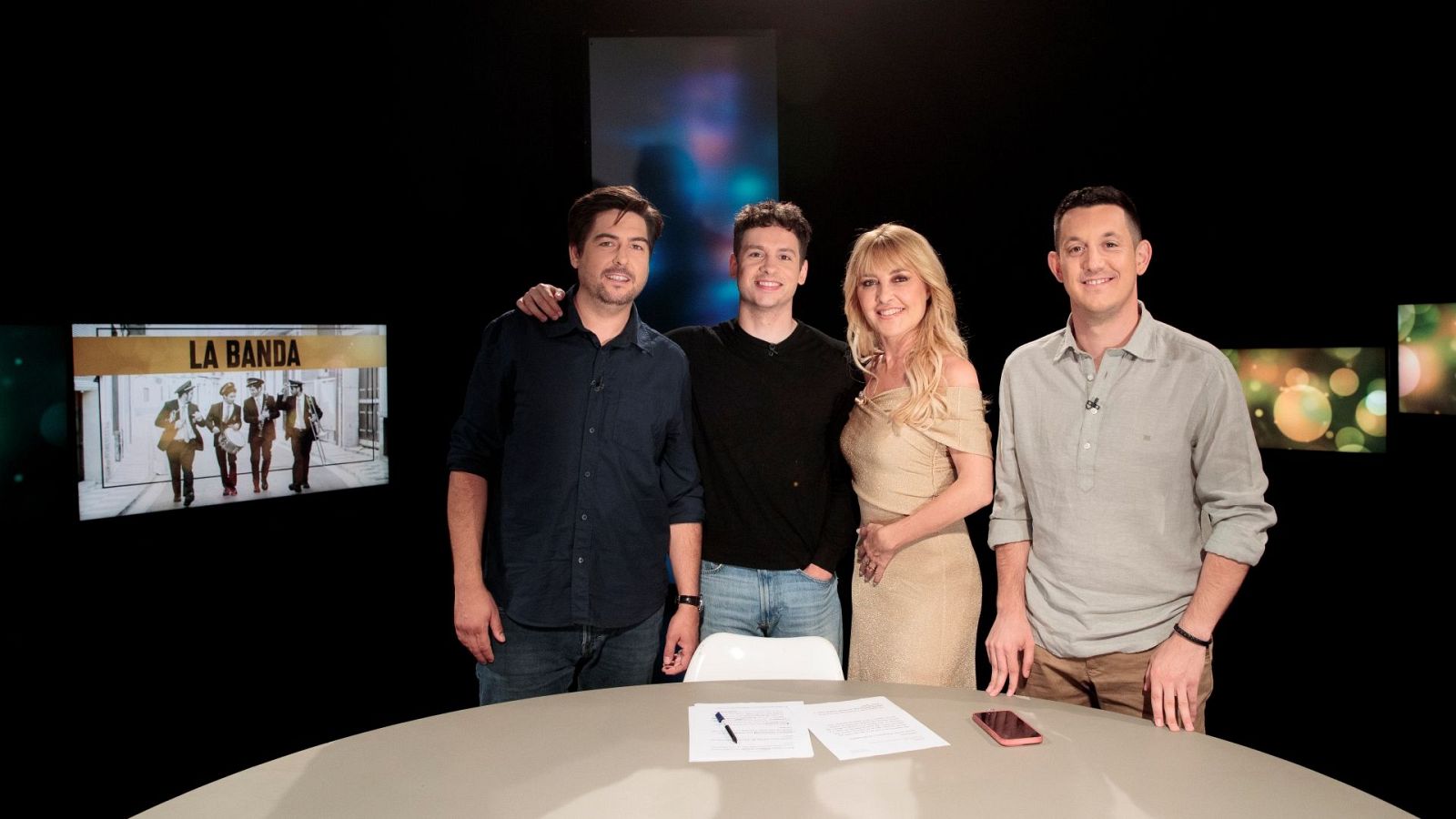 Equipo de 'La banda', junto a Cayetana Guillén Cuervo