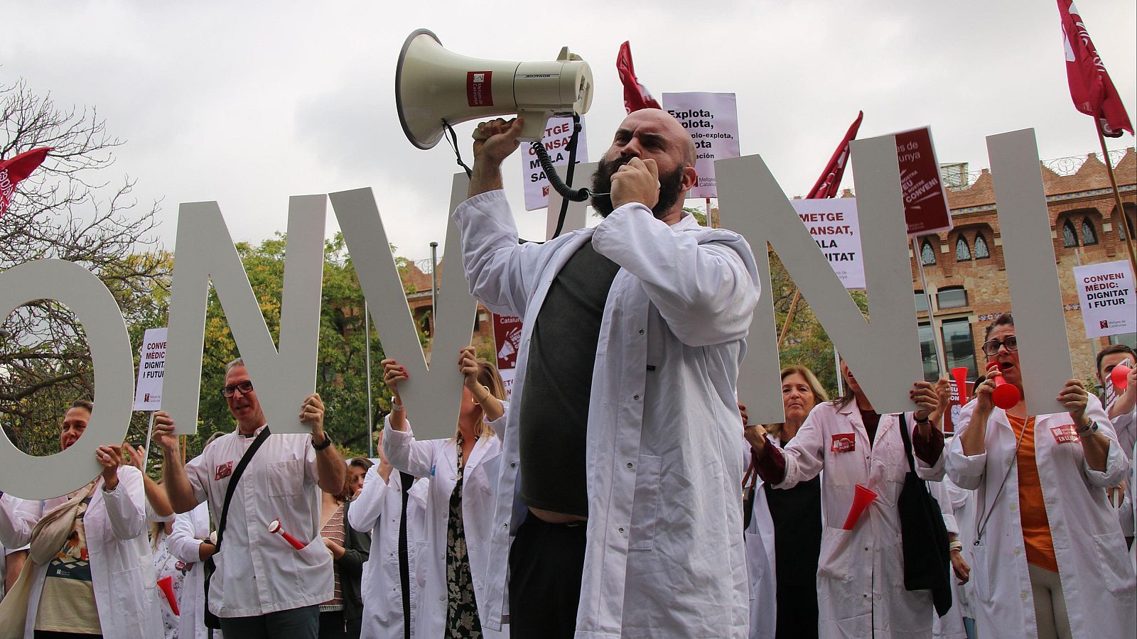 Un dels manifestants de la concentració dels metges catalans | ACN