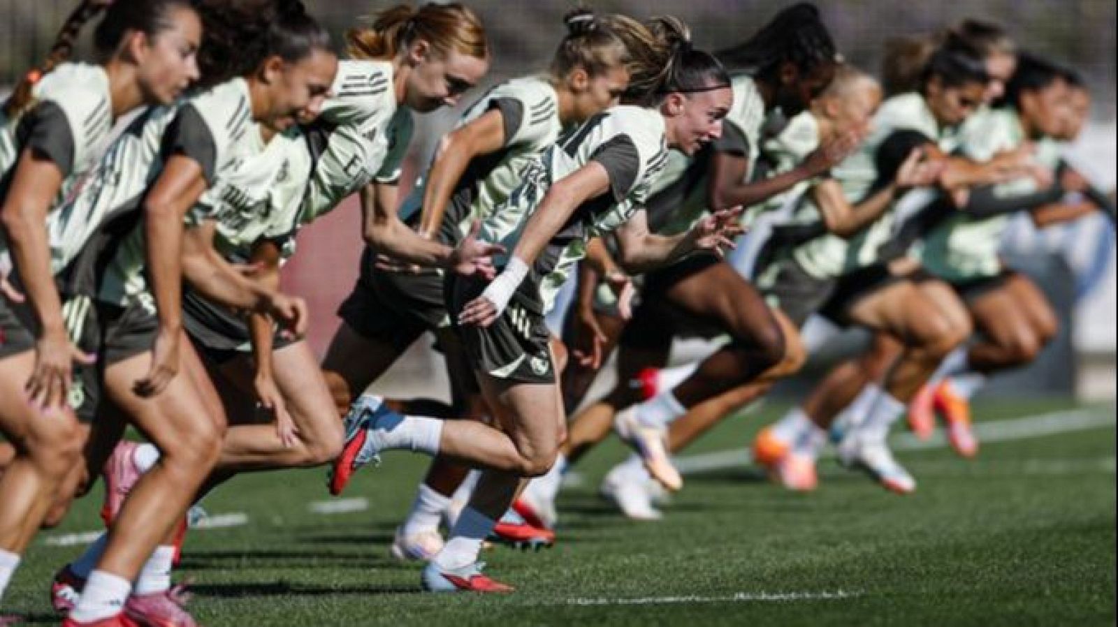 Jugadoras del Real Madrid durante un entrenamiento en la Ciudad Deportiva de Valdebebas.