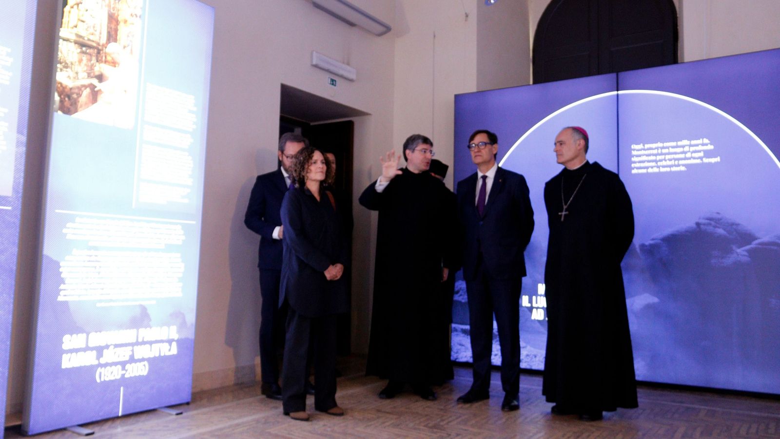 El president Illa i l'abat de Montserrat, Manel Gasch, visiten l'exposició al Palau de la Cancelleria, a Roma