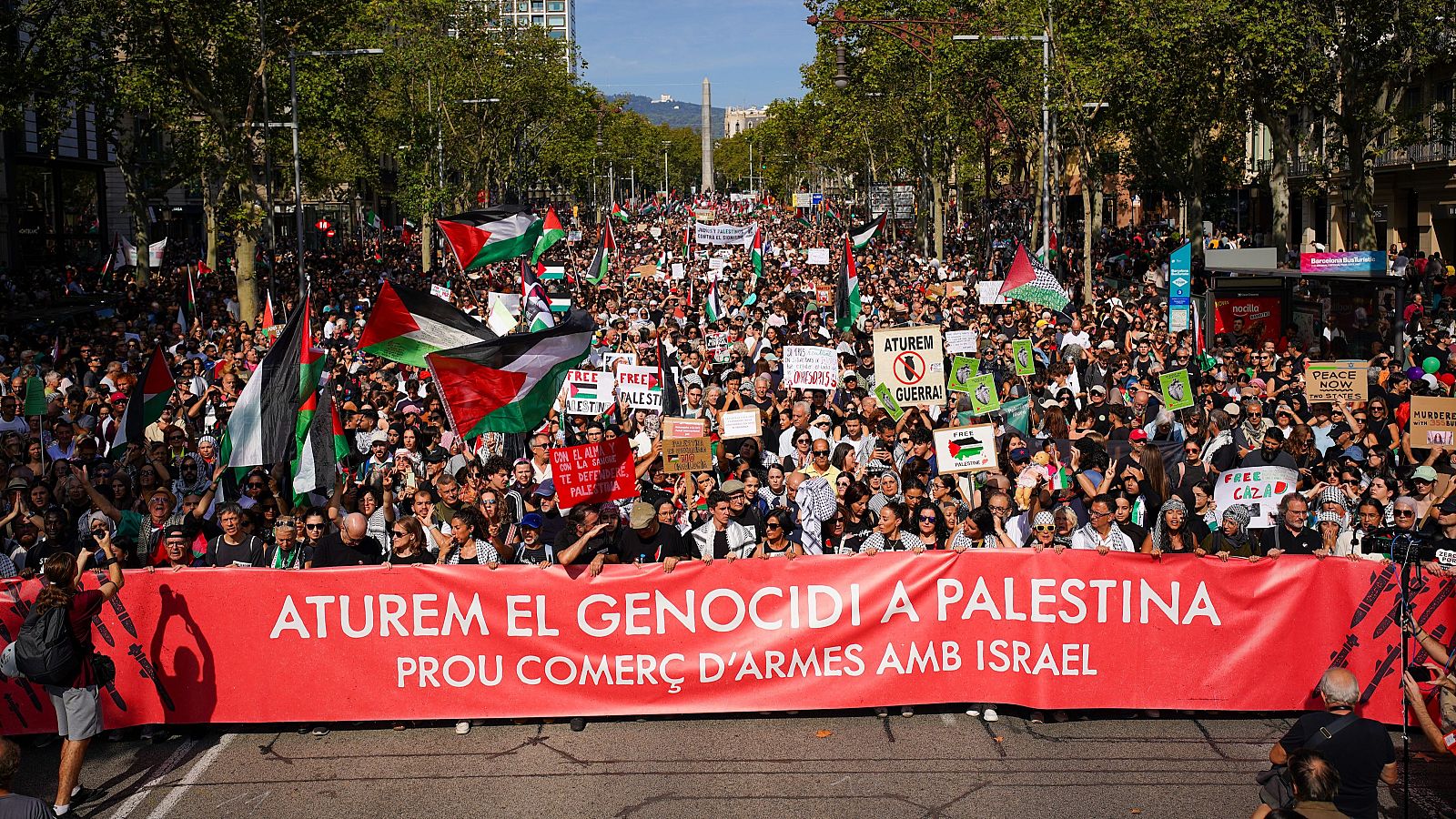 La capçalera de la manifestació amb el lema 'Aturem el genocidi a Palestina, situada al Passeig de Gràcia de Barcelona