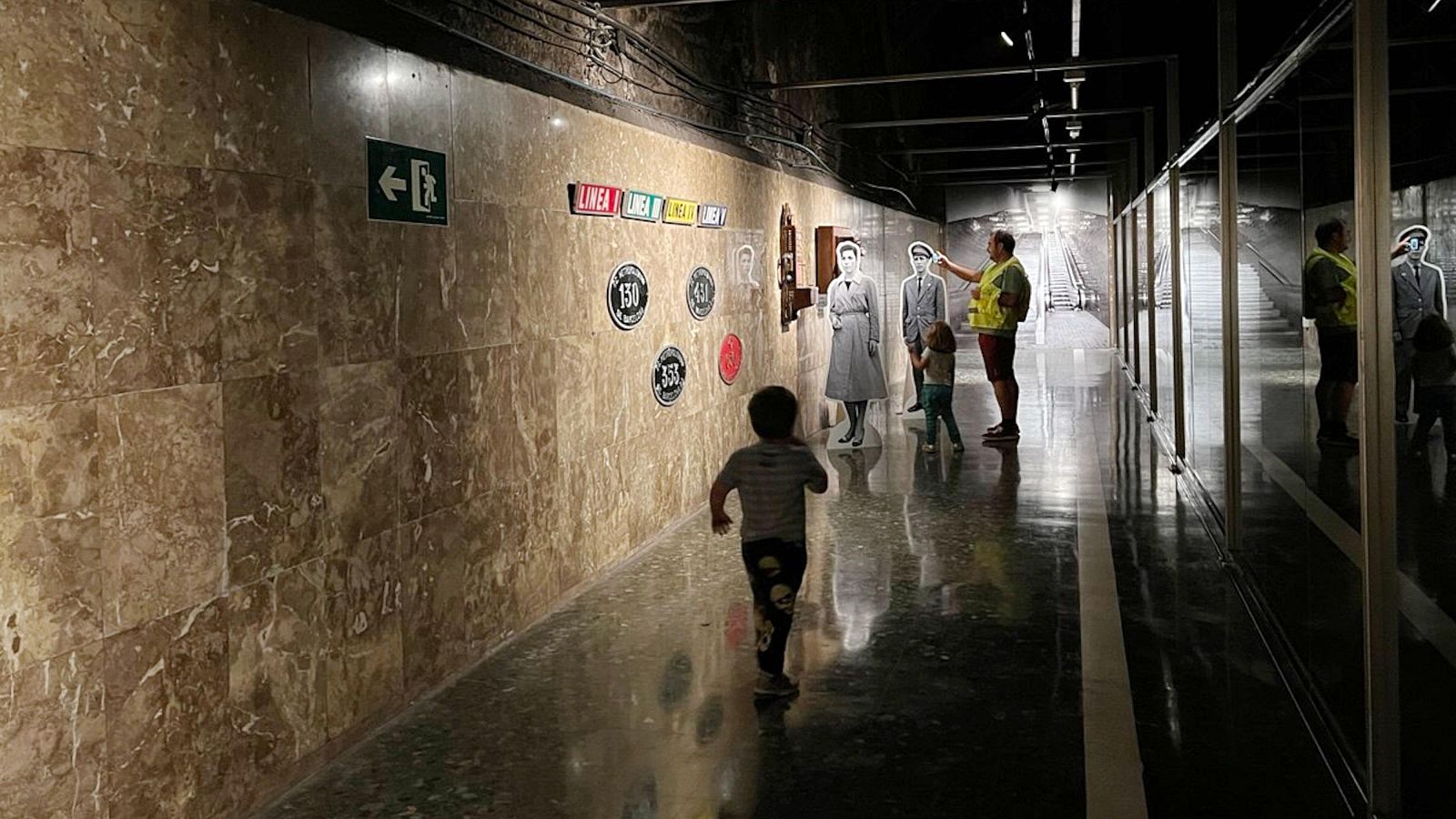 Dos infants descobrint l'antiga estació de Gaudí