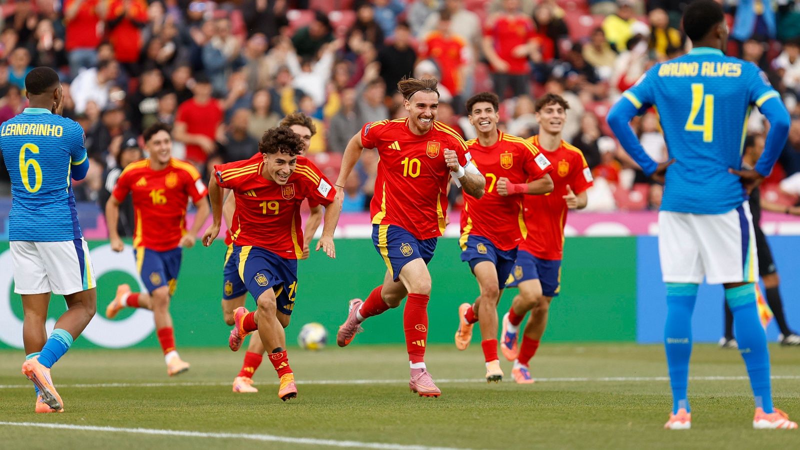 España logró el pase a octavos tras vencer por la mínima a Brasil.