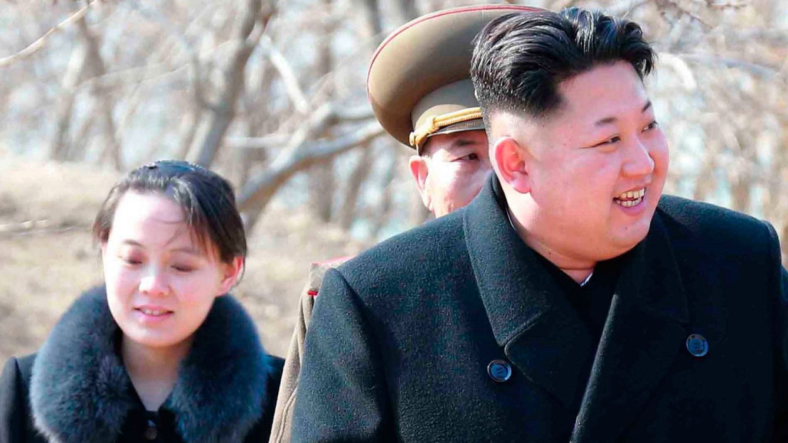 Jong-un, y su hermana pequeña Kim Yo-jong mientras realizan una visita a una unidad militar en una isla cerca de la frontera con Corea del Sur en el Mar del Japón.