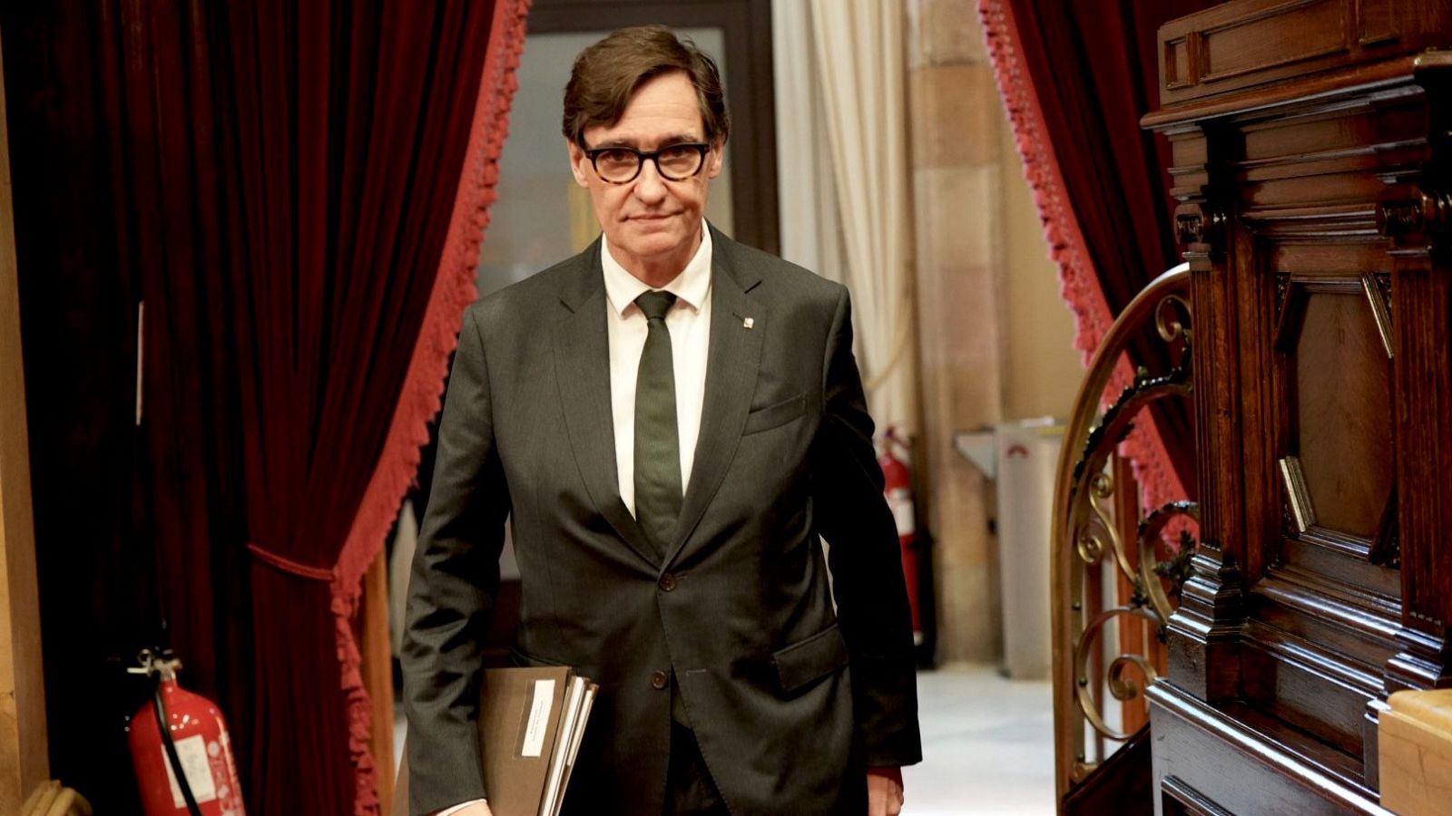 Salvador Illa entra al saló de plens del Parlament de Catalunya