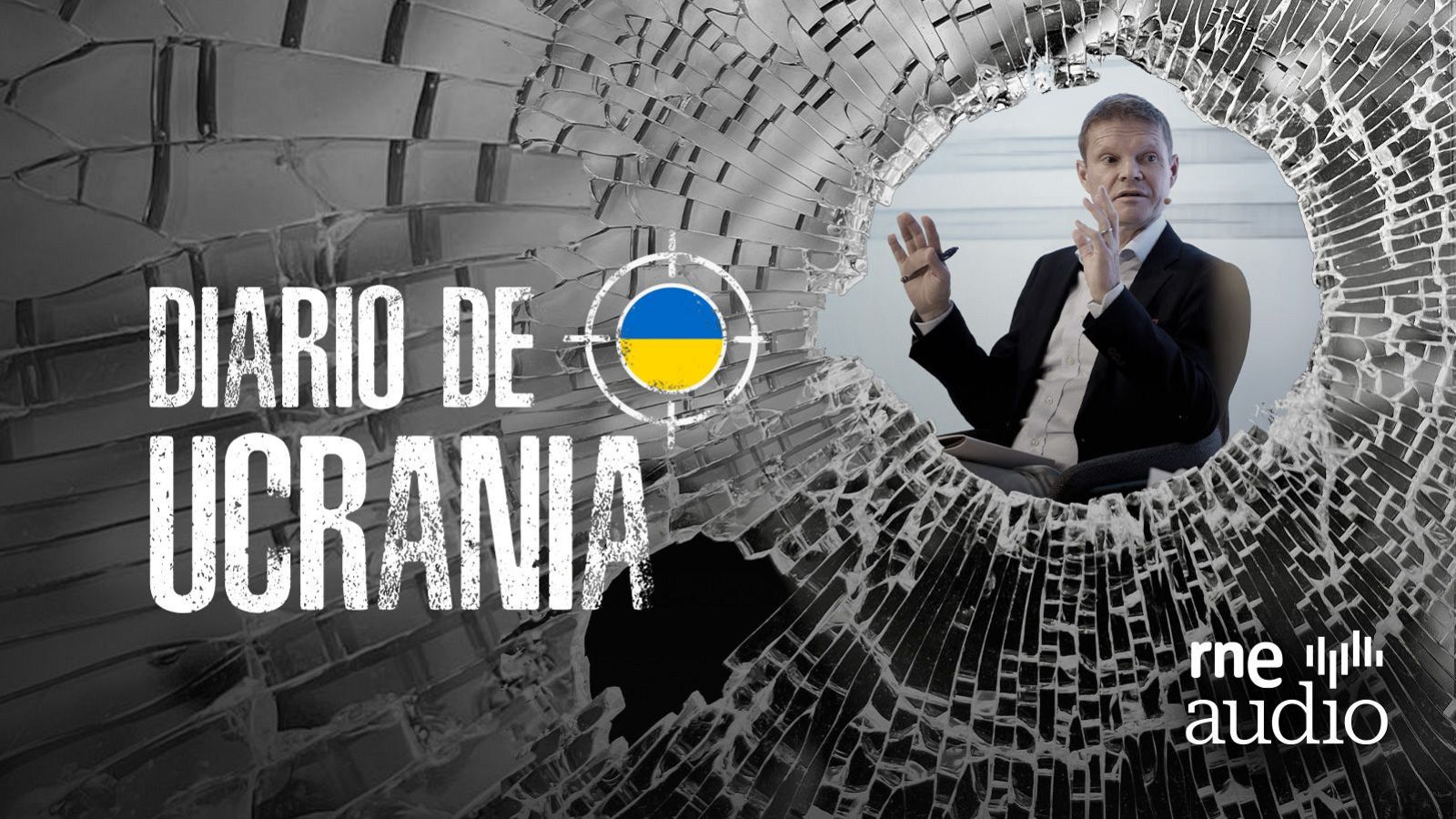 En primer plano, un cristal roto enmarca la figura de Alexandr Baunov, quien gesticula mientras está sentado. Sobre el cristal, se aprecian el texto "Diario de Ucrania", junto a la bandera ucraniana dentro de una mira, y el logo de "rne audio".