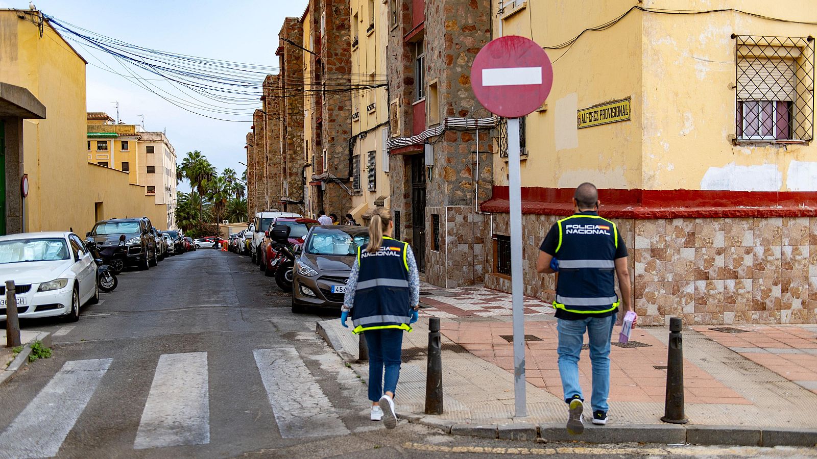 La policía científica entra en el portal del domicilio donde se halló el cuerpo