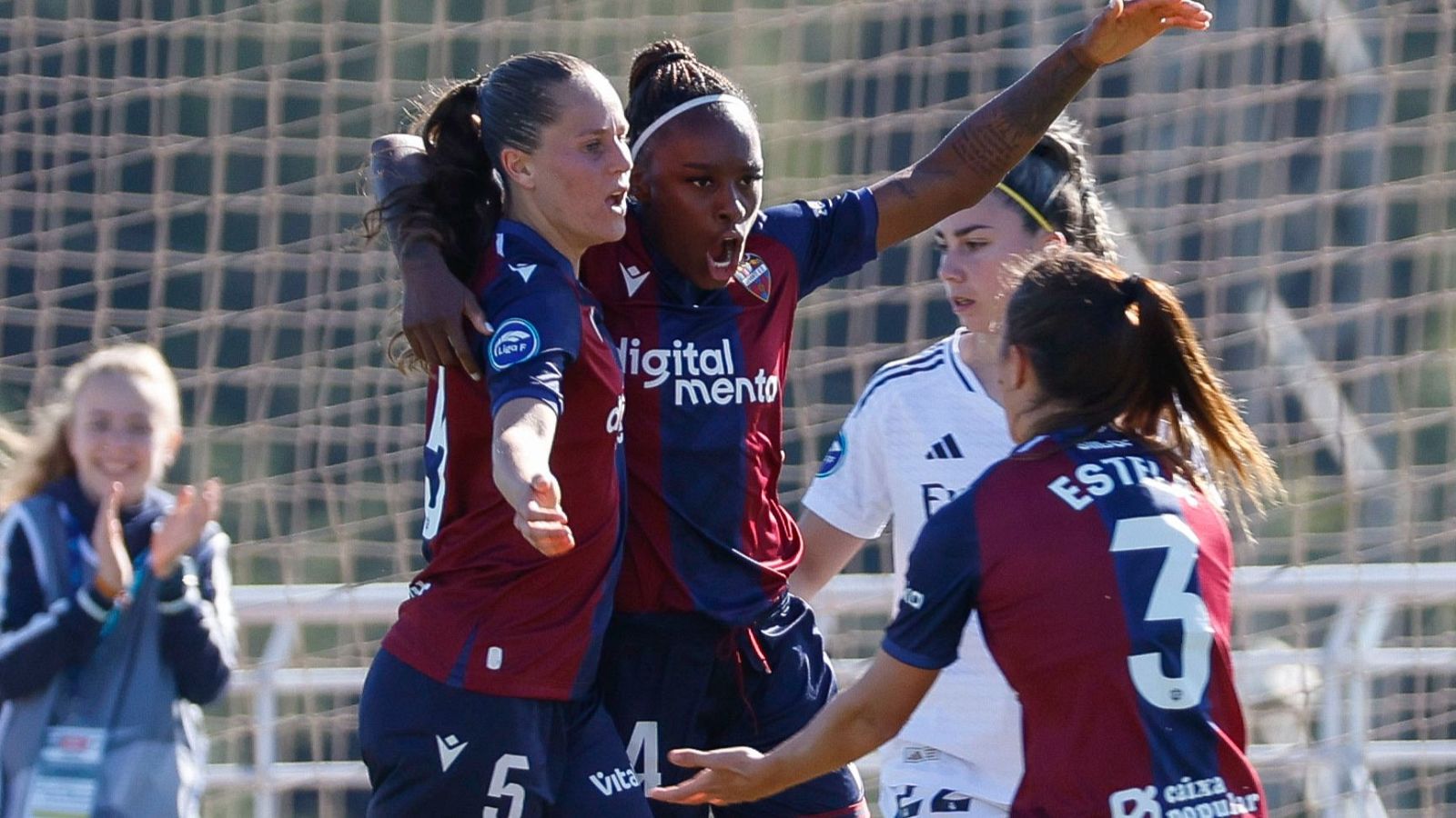 Las jugadoras del Levante UD celebran un gol la temporada pasada