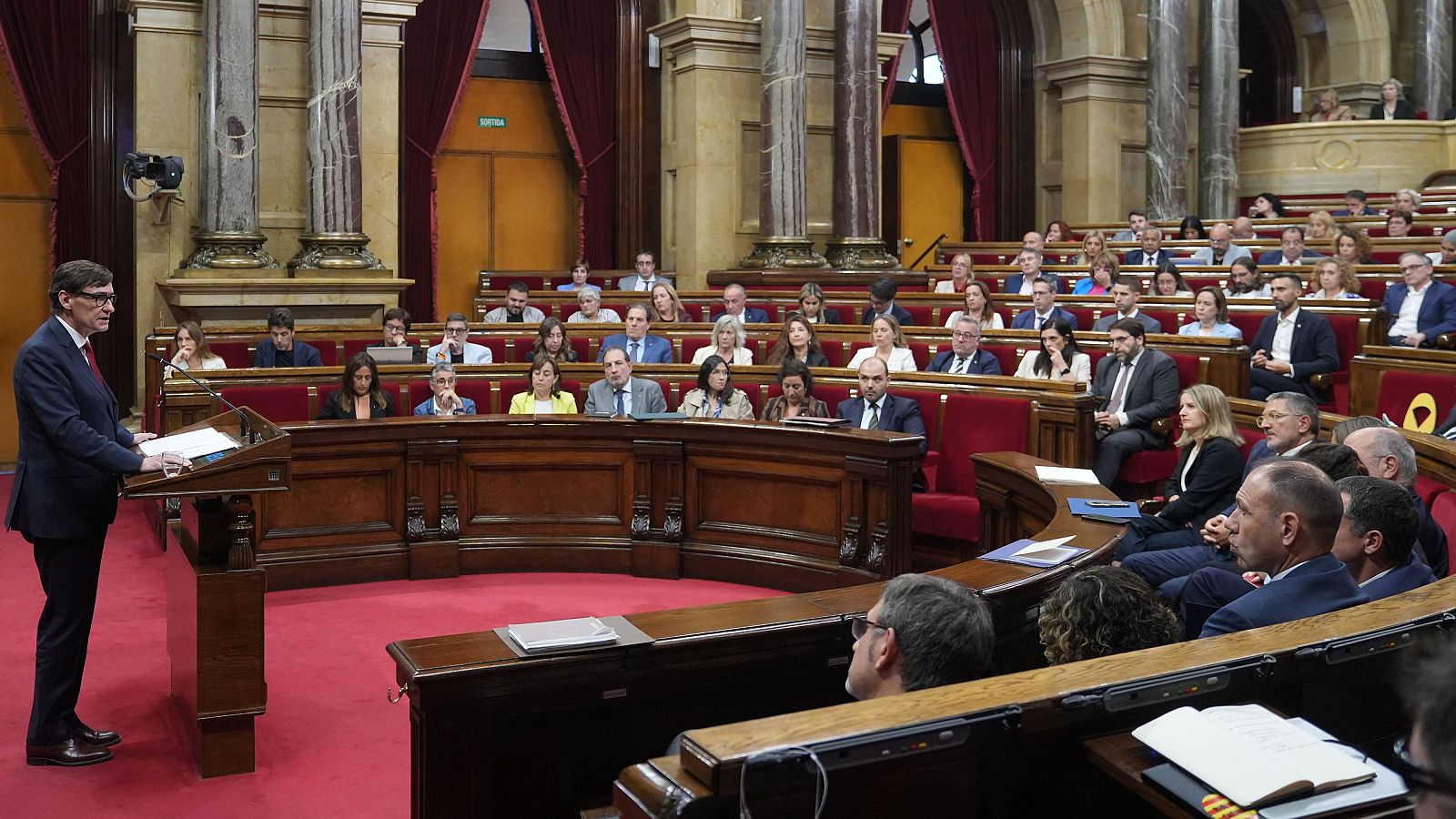 Els diputats del Parlament escolten la intervenció del president de la Generalitat durnat el debat de política general