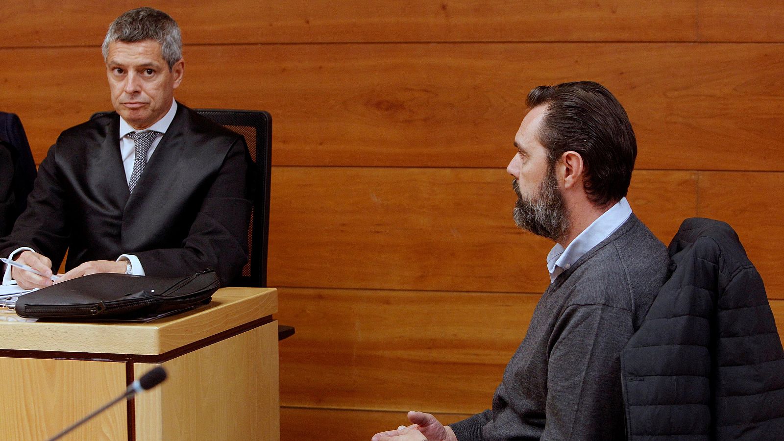 Miguel López, yerno de la viuda de la CAM, durante el juicio (archivo)