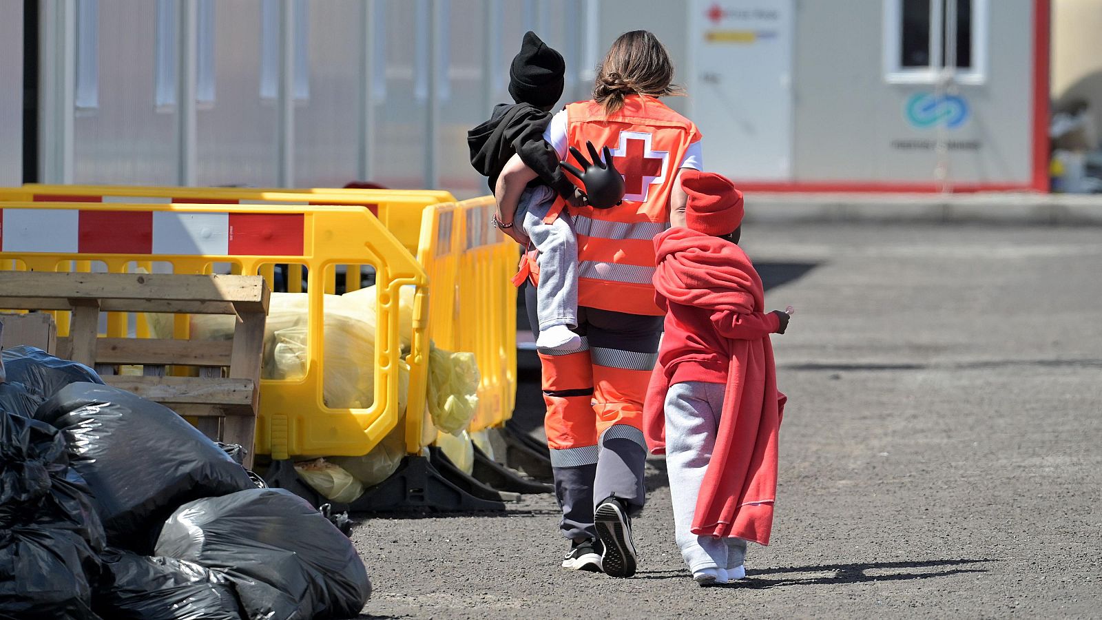Menores llegados a la isla de Hierro el pasado mes de marzo atendidos por la Cruz Roja