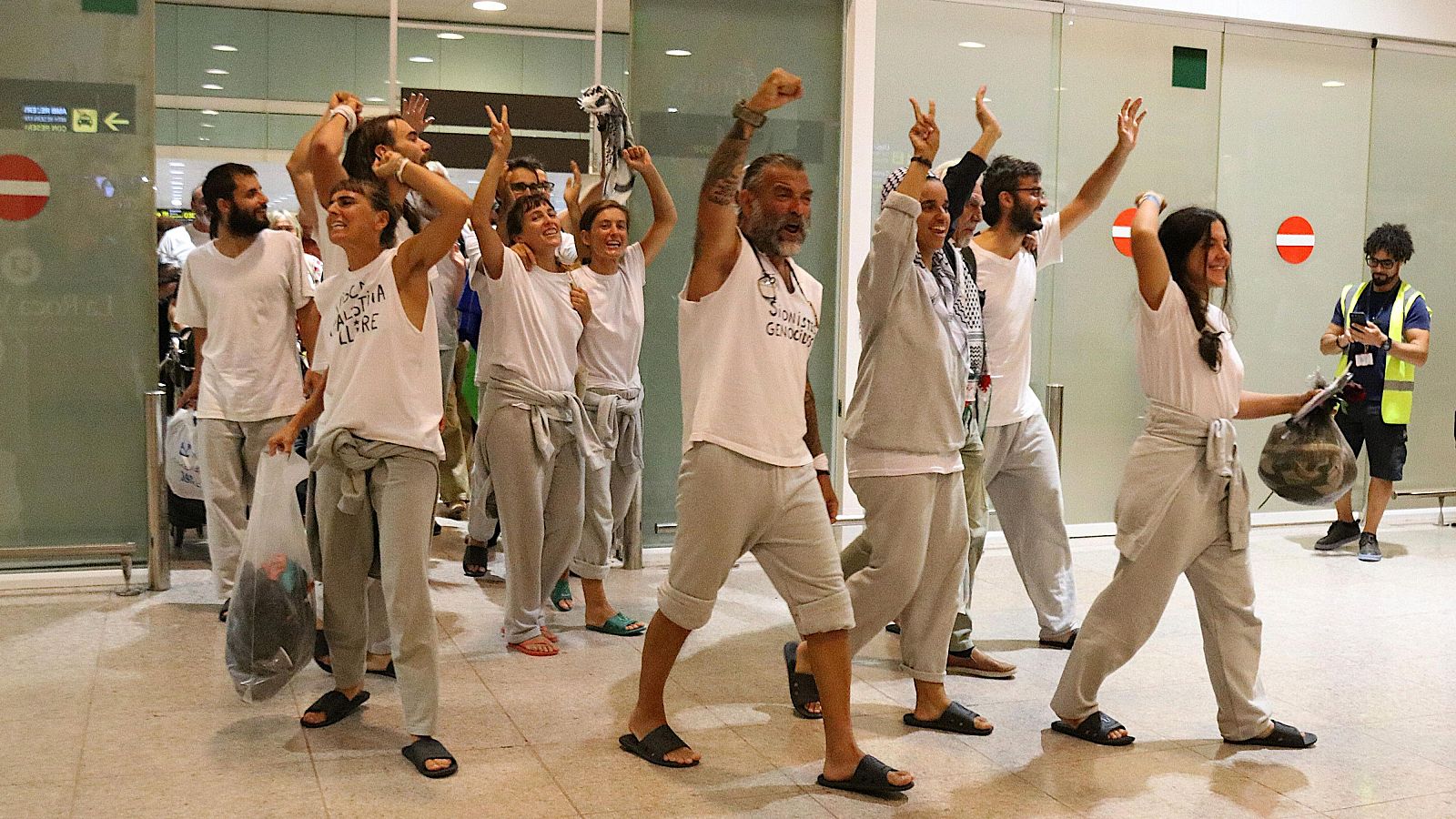 Activistes de la Flotilla arribant a l'aeroport del Prat. | ACN