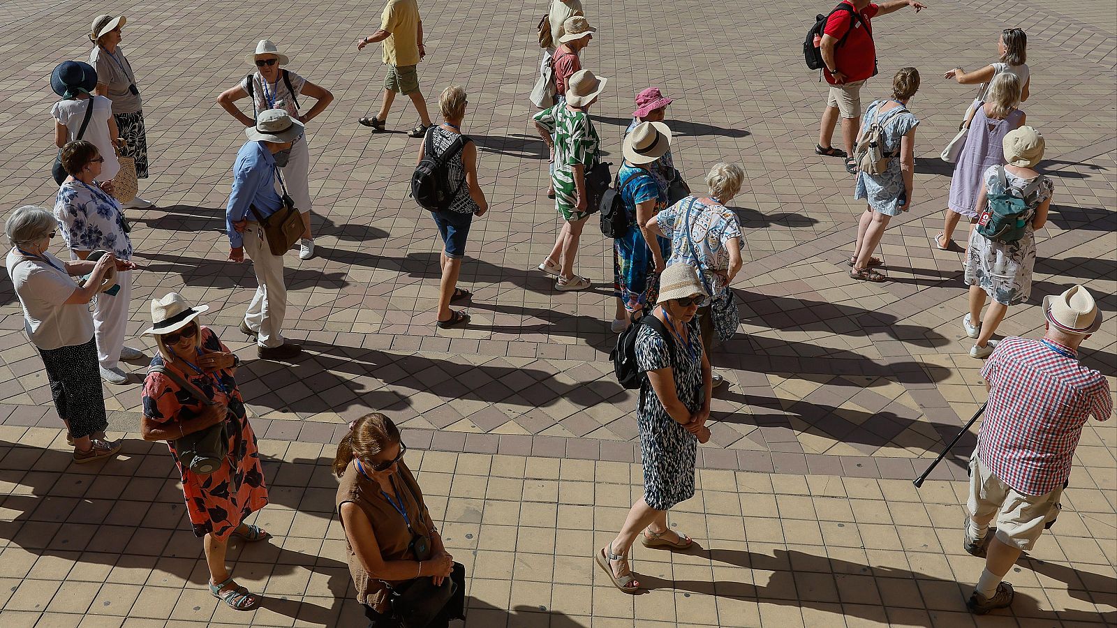 El turismo modera el ritmo tras la expansión post COVID: la demanda extranjera impulsa el verano y la nacional se estanca