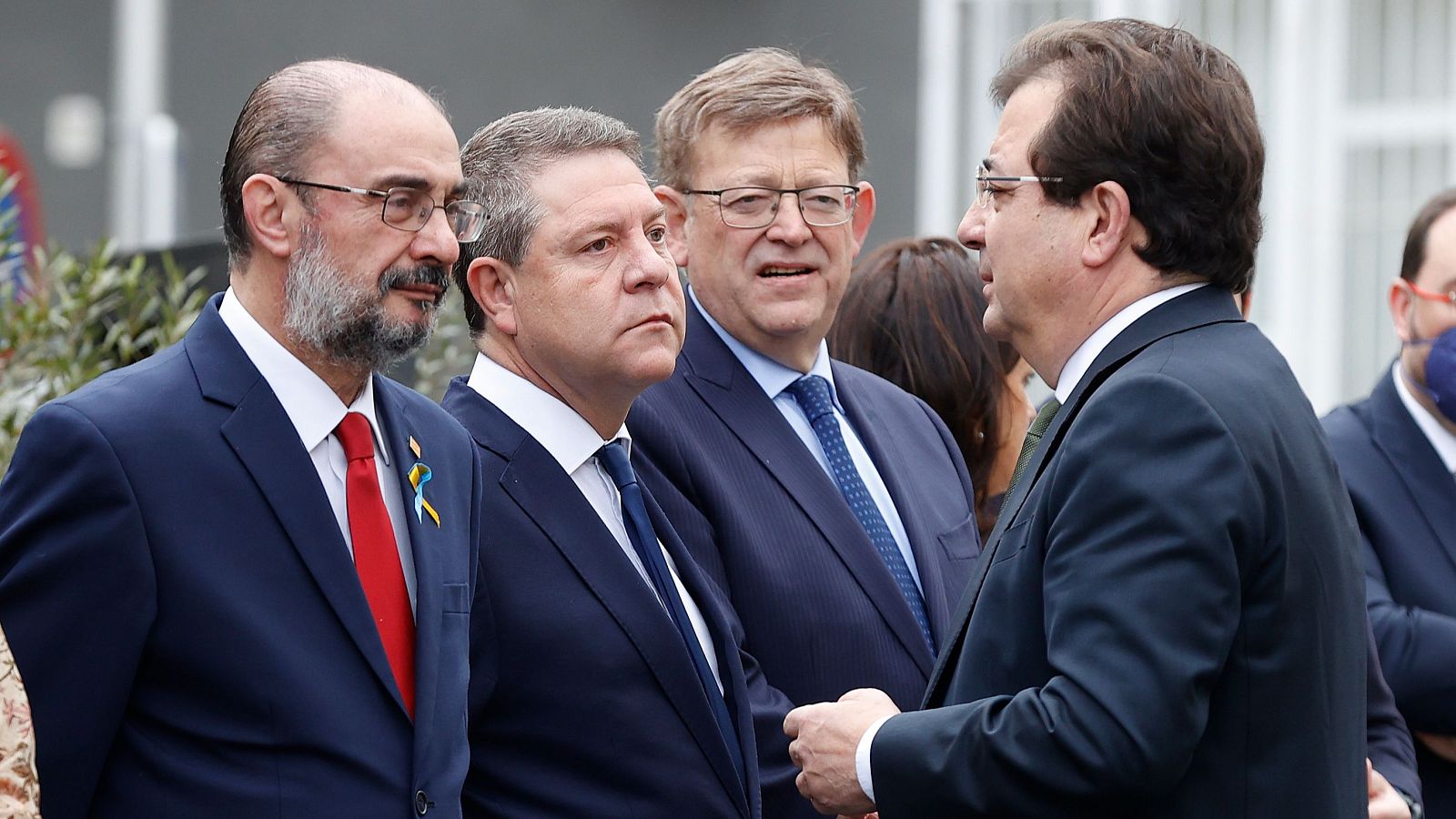 El Consejo de Ministros aprueba conceder a título póstumo la gran Cruz de Carlos III a los socialistas Lambán y Vara