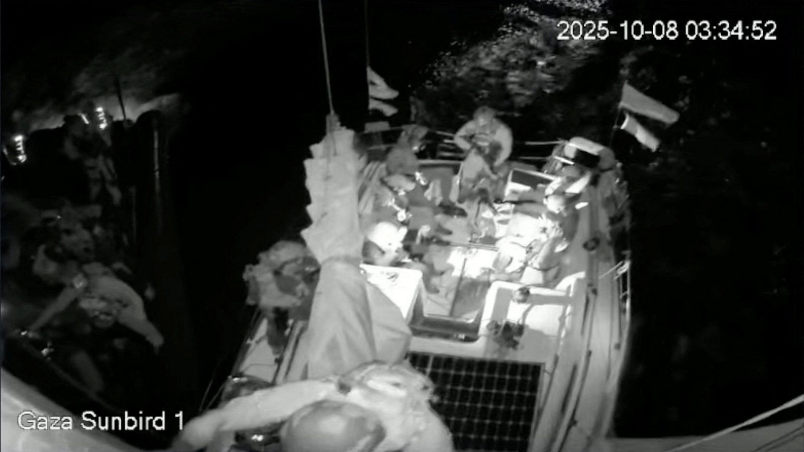 Una captura de pantalla en directo muestra a las fuerzas de seguridad israelíes interceptando la embarcación "Gaza Sunbird"