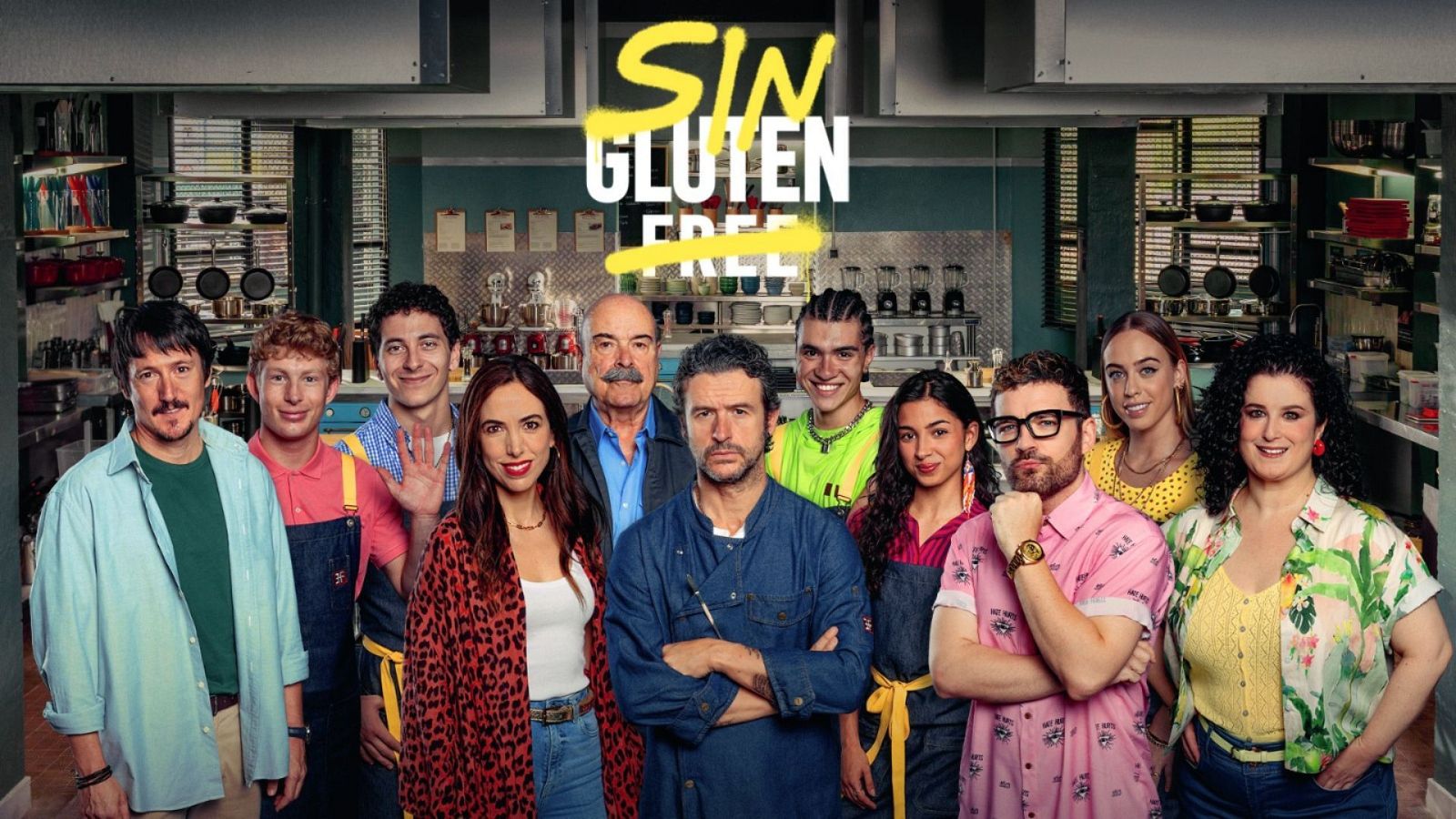 Un grupo de once personas posa frente a una cocina, con el texto "Sin Gluten Free" visible. Los individuos, de diversas edades y con vestimenta de cocina, muestran expresiones variadas.