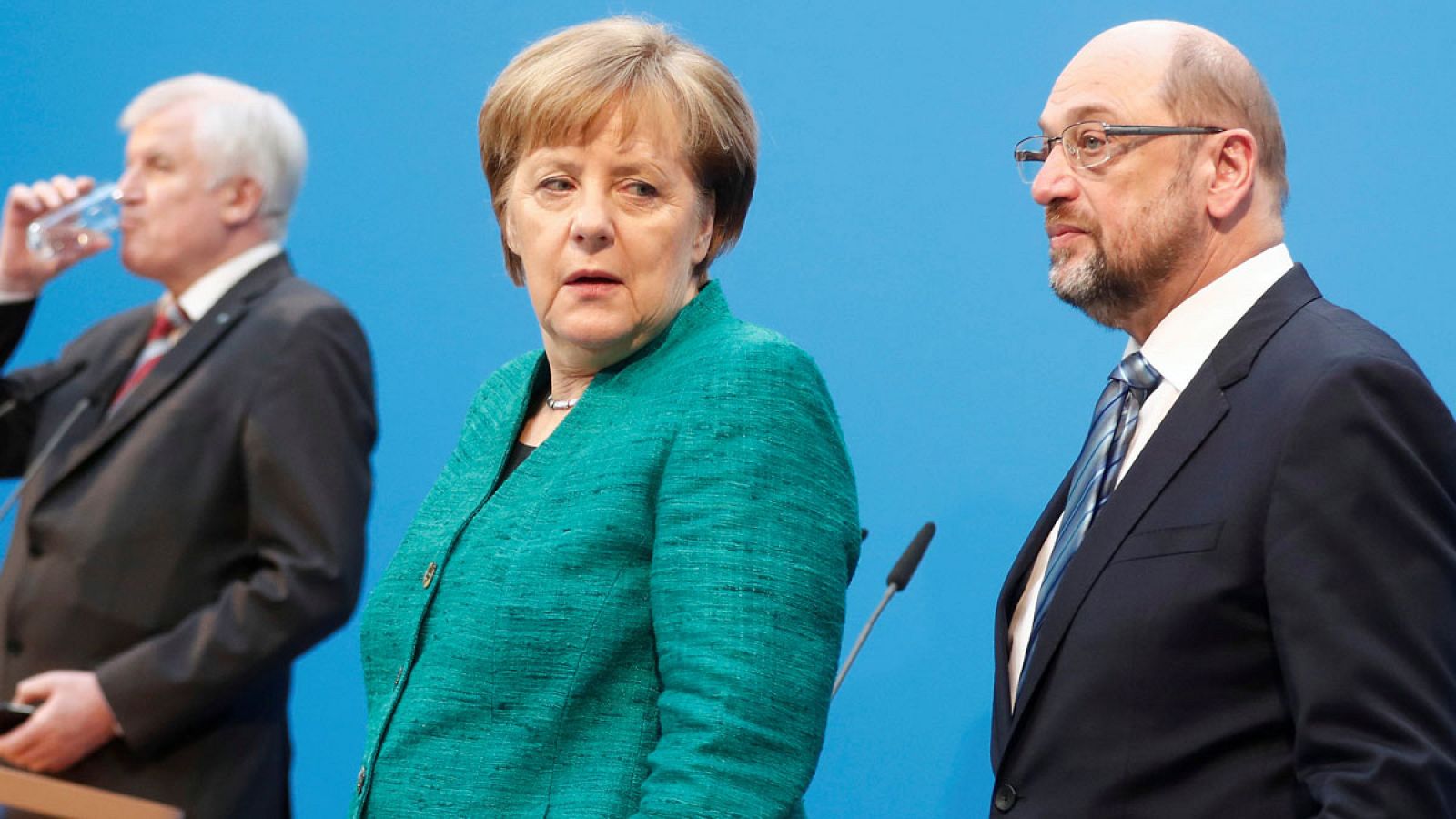 La líder de la conservadora CDU alemana, Angela Merkel, mira a su homólogo socialdemócrata, Martin Schulz