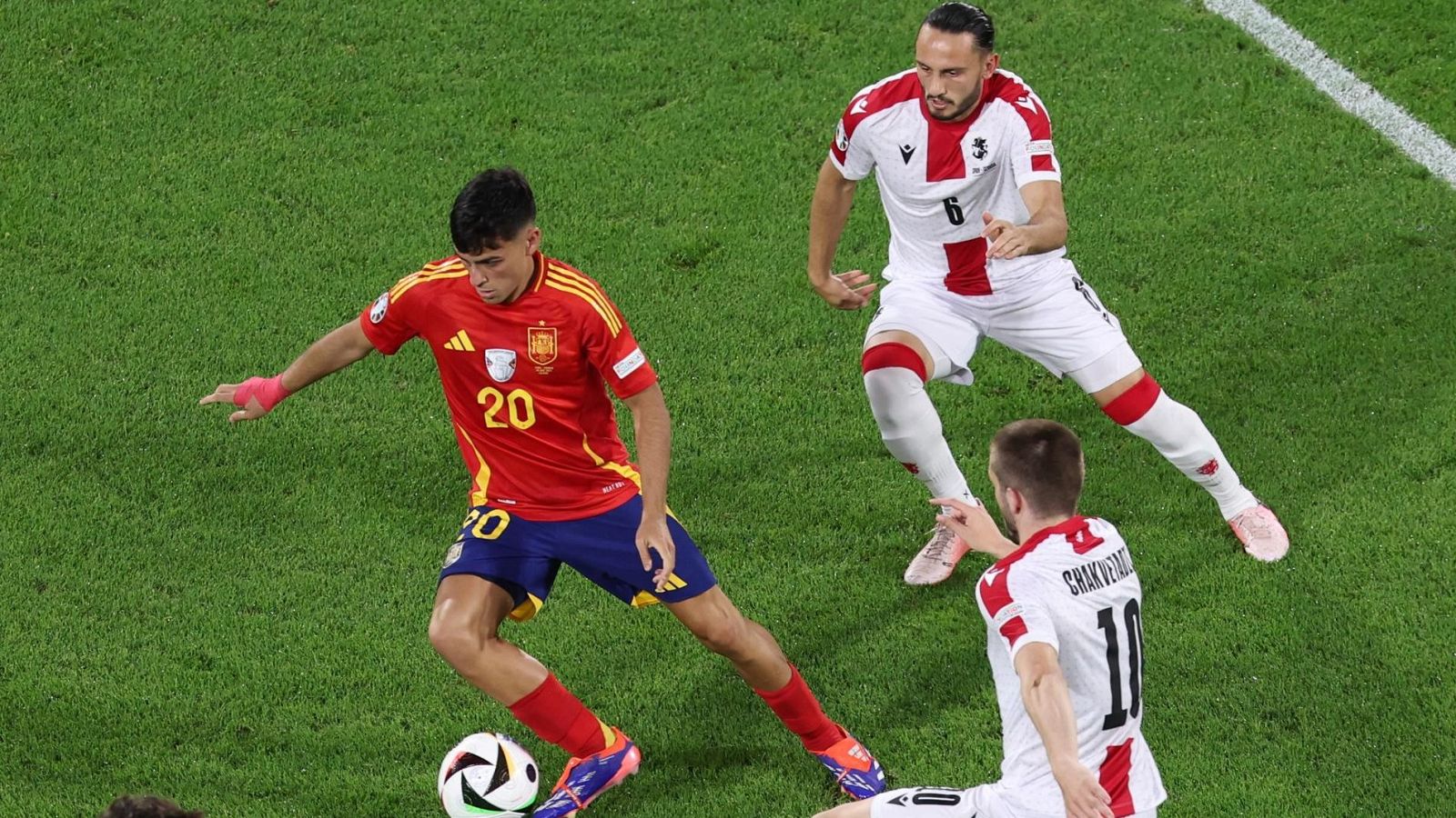 Pedri ante dos jugadores georgianos en la Eurocopa 2024