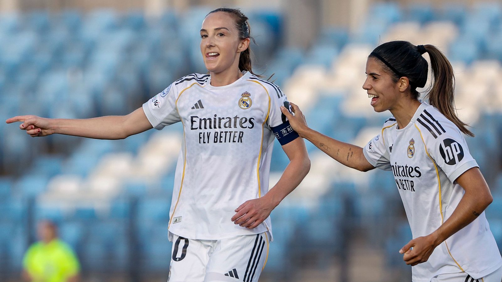 Caroline Weir y Alba Redondo celebran un gol del Madrid ante la Roma