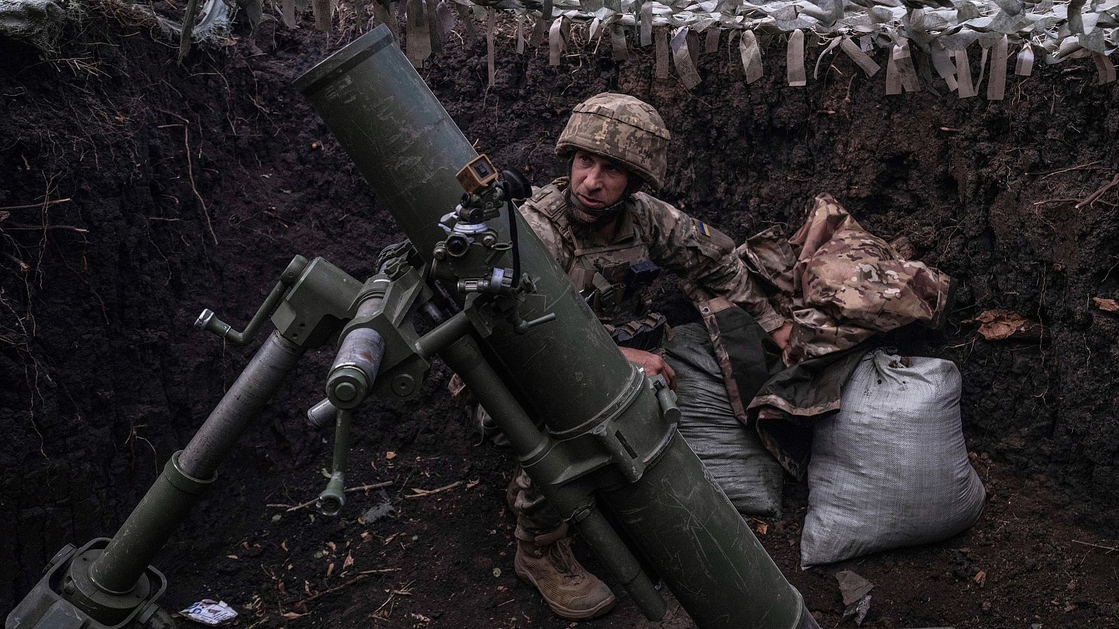 Un soldado ucraniano dispara un mortero hacia posiciones rusas cerca de Kostyantynivka, en la región de Dónetsk