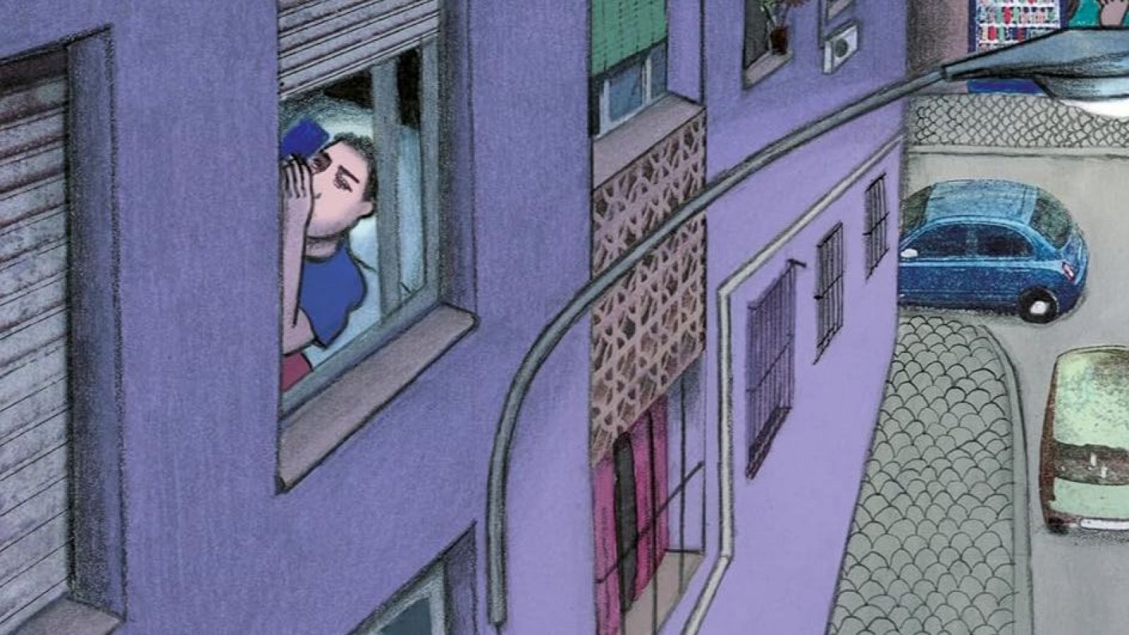 Una calle adoquinada con edificios lilas alberga una ventana con una persona bebiendo de un vaso azul, y dos coches aparcados bajo una farola.