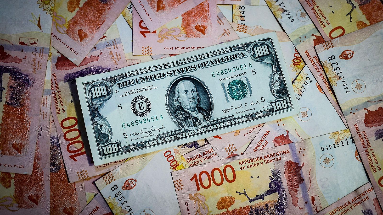 EEUU comienza a comprar pesos para facilitar la liquidez en dólares de Argentina