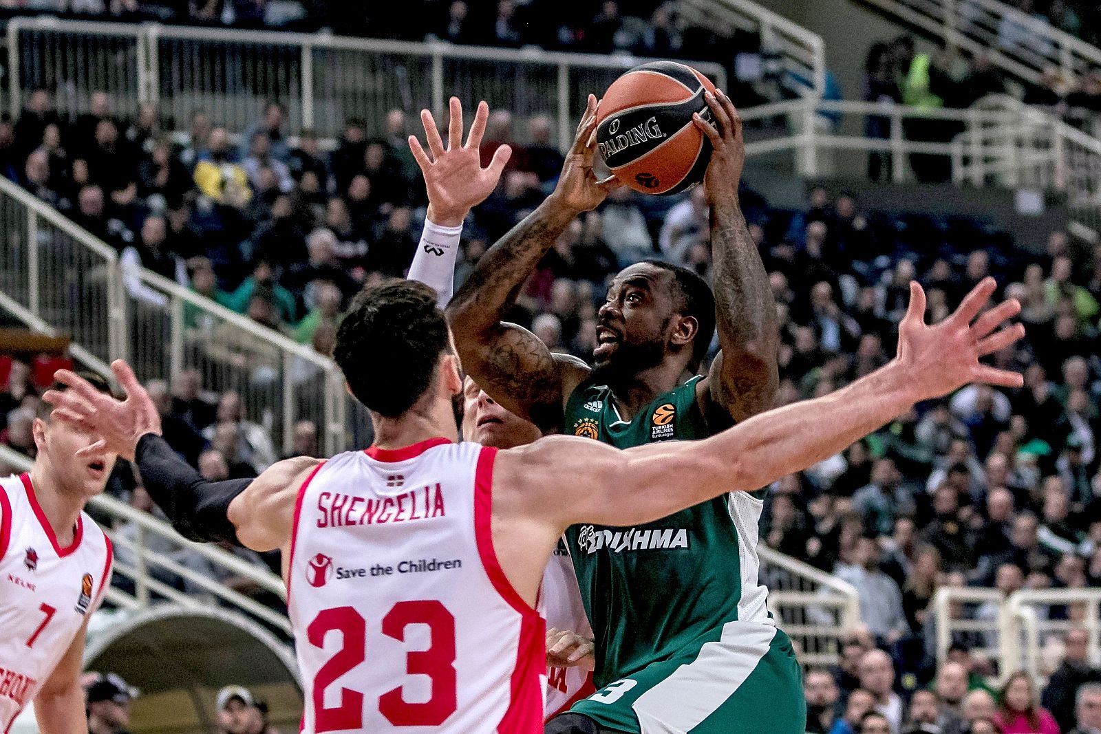El Panathinaikos vence al Baskonia