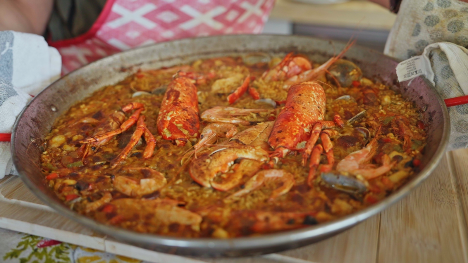 Sílvia Abril descobreix la recepta de paella de marisc més autèntica al Delta de l'Ebre