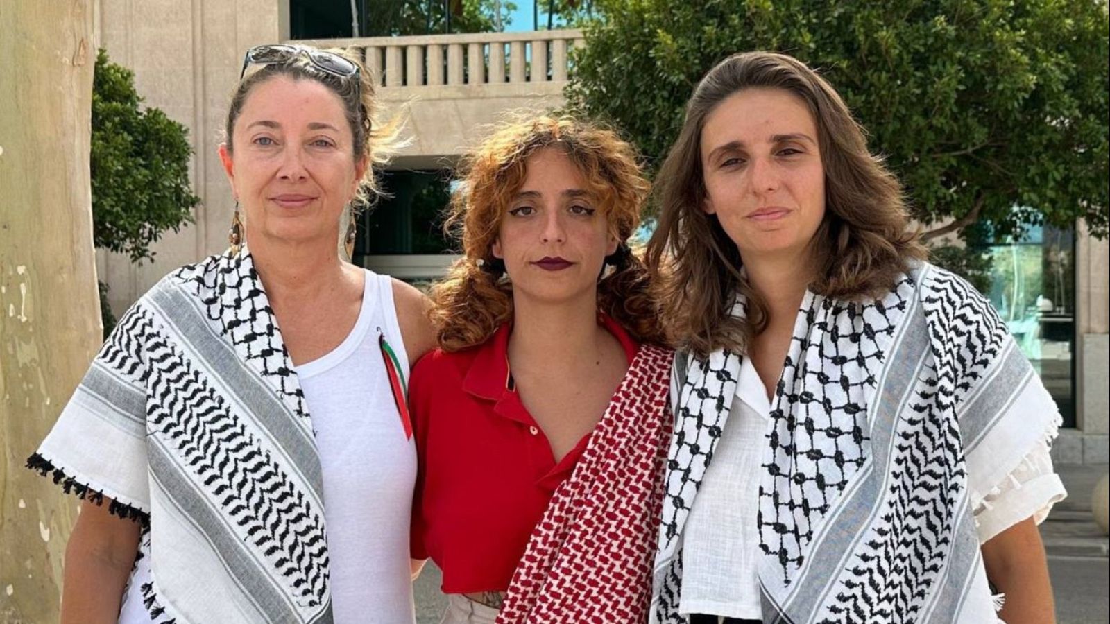 La activista Reyes Rigo, a la izquierda, acompañada por las otras dos mallorquinas integrantes de la Global Sumud Flotilla, Lucía Muñoz y Alejandra Martínez.