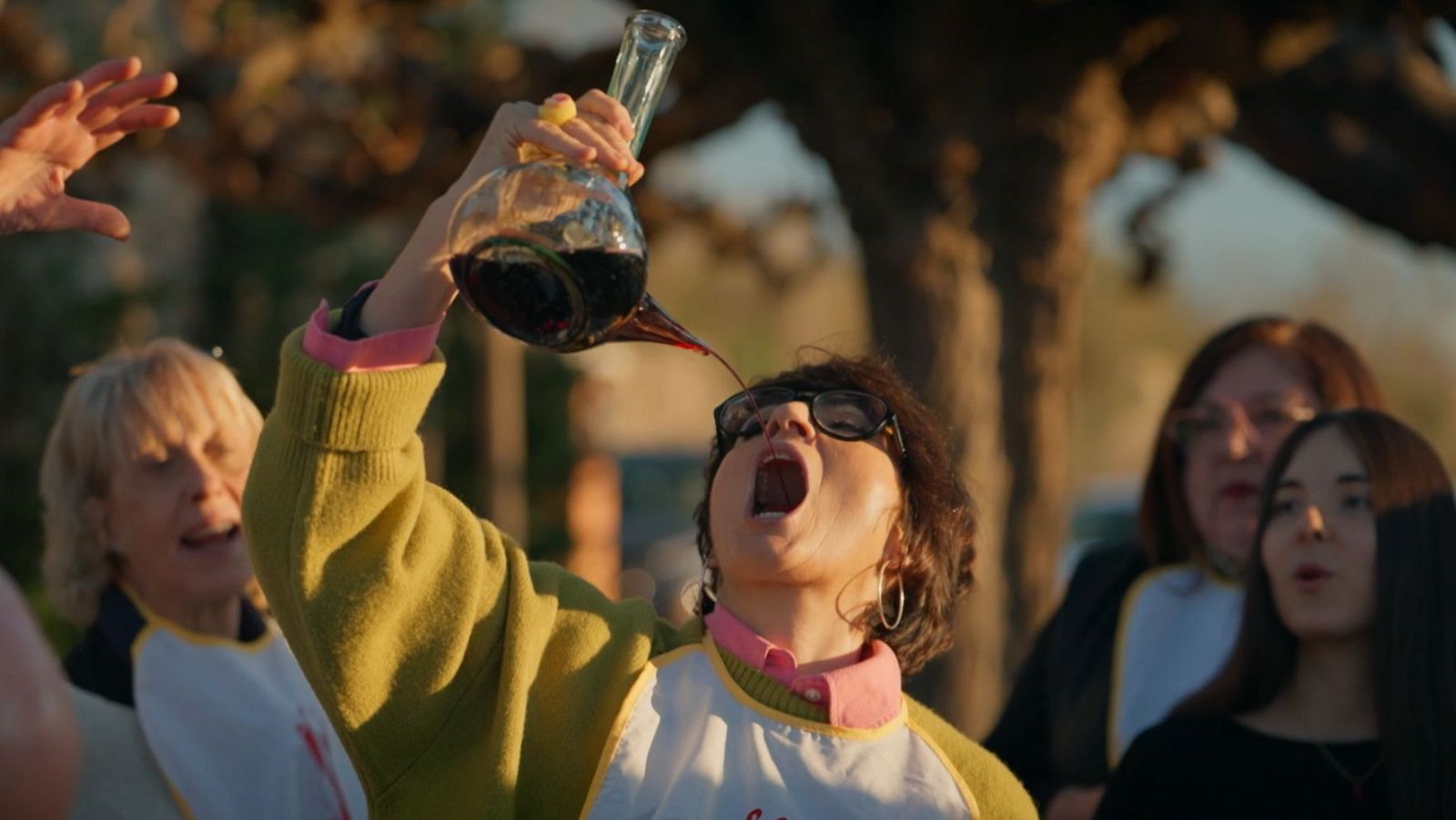 La tradició catalana de beure vi en porró