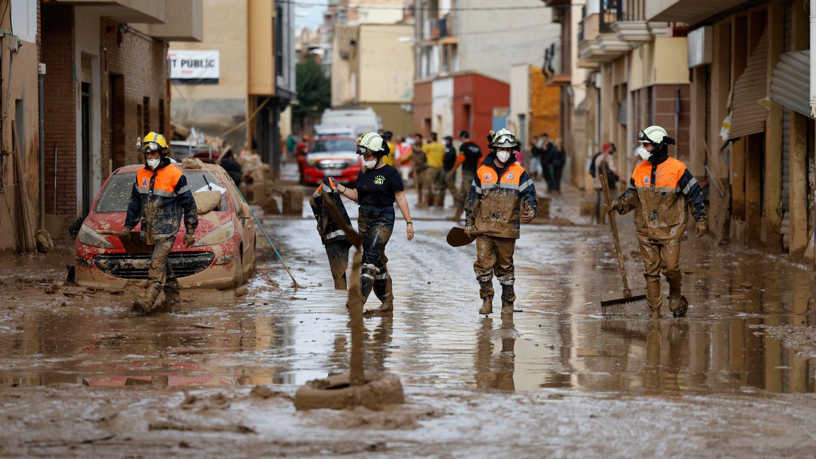 Efectivos de bomberos trabajan en la limpieza de una calle de Paiporta (Valencia) dos semanas después de la dana, el 12 de noviembre de 2024.