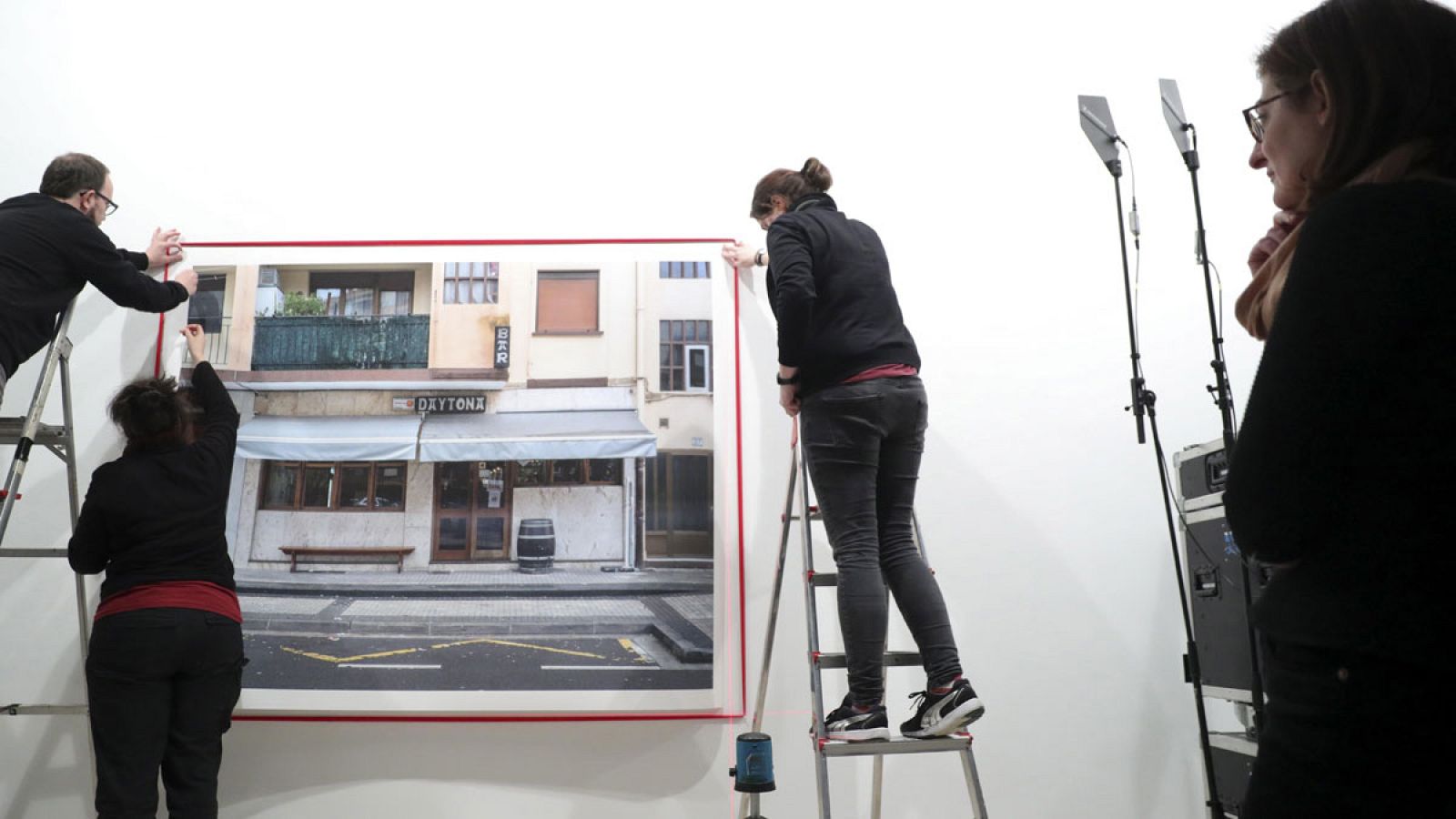 Maite Pagazaurtundua observa una foto de la escena del asesinato de su hermano