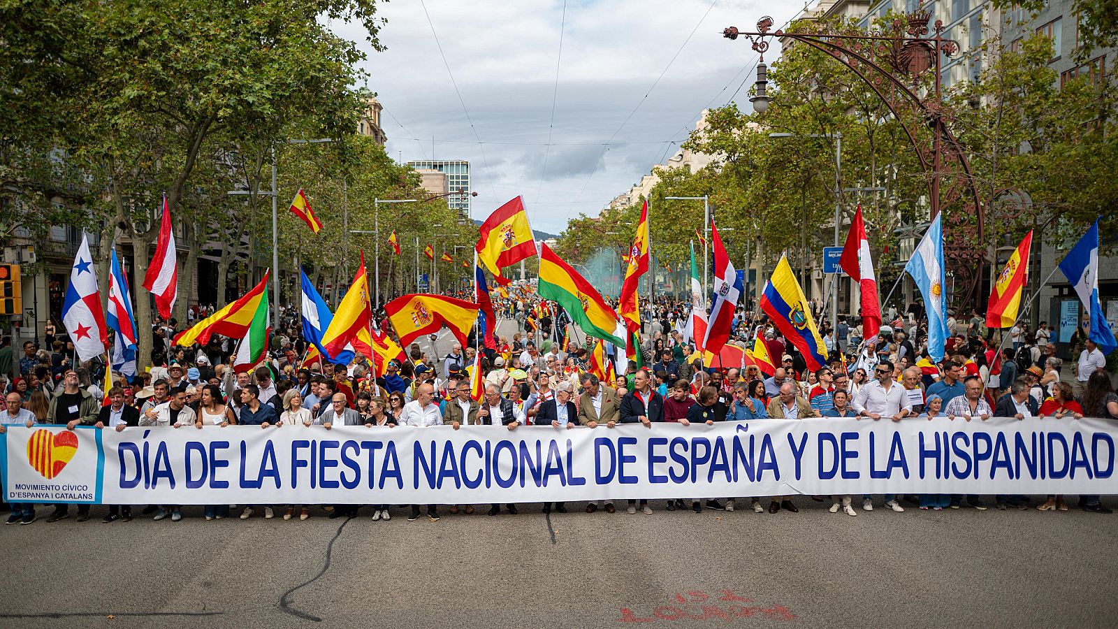 La manifestació del 12 d'Octubre baixa pel passeig de Gràcia de Barcelona